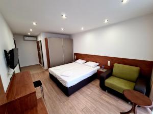 TV a/nebo společenská místnost v ubytování Family Hotel Serenity Palace