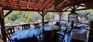 a table and chairs in a room with a view at Casinha do México in Gondramaz