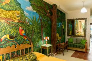 een slaapkamer met een muurschildering van een jungle bij Majikal B&B - La Selva in Mérida