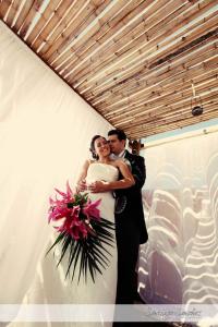 Una novia y un novio posando para una foto en su boda en La Casa del Naranjo Hotel Boutique, en Querétaro