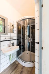 a bathroom with a shower and a sink at Penge Bungalók in Balatonalmádi