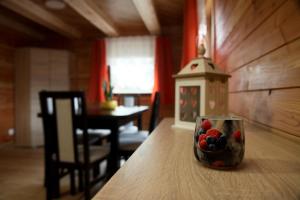 szklana miska owoców siedząca na stole w obiekcie Domek Nad Stawem w mieście Kobylasz
