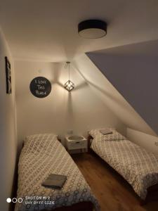 Posteľ alebo postele v izbe v ubytovaní Apartamenty Pod Sosnami Ostróda Międzylesie 6os