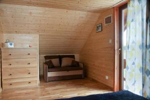 Posezení v ubytování Drewniany Domek Nad Stawem
