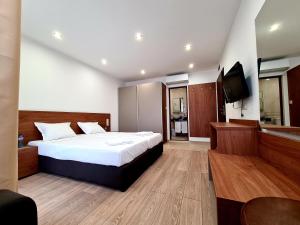 Postel nebo postele na pokoji v ubytování Family Hotel Serenity Palace
