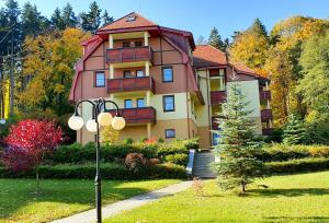 Vonkajšia záhrada v ubytovaní Apartament Klaudia Polanica-Zdrój