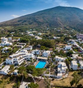 - une vue aérienne sur un complexe avec une piscine dans l'établissement Hotel La Sciara, à Stromboli