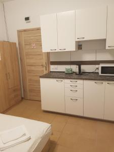 Kuchyň nebo kuchyňský kout v ubytování Hostel Mleczna - Metro Zacisze