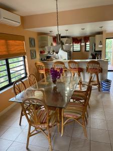 克里斯琴斯特德的住宿－Pelican Cove Condo，用餐室以及带桌椅的厨房。