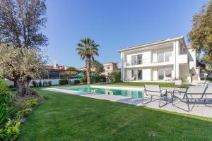 una villa con piscina e una casa di Villa Mary a Olbia