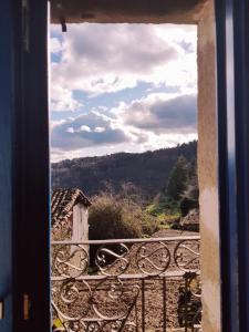 Nespecifikovaný výhled na hory nebo výhled na hory při pohledu z venkovského domu