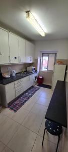 Kuchyň nebo kuchyňský kout v ubytování Auristelas Hostel