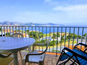 a balcony with a table and chairs and the ocean at Appartement Banyuls superbe vue sur mer in Banyuls-sur-Mer
