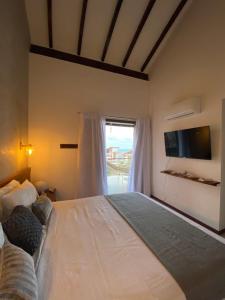 a bedroom with a large bed and a window at Taiba Beach Resort 02 Apto 3 quartos in São Gonçalo do Amarante +85 photos