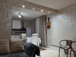 uma sala de estar com um sofá e uma cozinha em Nikolaj Lux em Nova Varos
