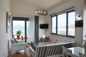Villa Castellina & Emmanouela holiday apartment tesisinde bir oturma alanı