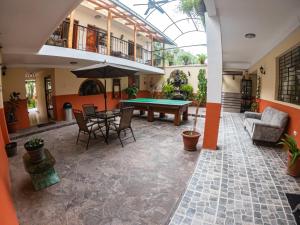Hotel Los Laureles的庭院或其他户外区域