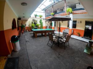Hotel Los Laureles餐厅或其他用餐的地方