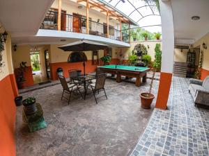 Hotel Los Laureles的庭院或其他户外区域