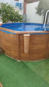 une piscine entourée d'une clôture en bois. dans l'établissement Casa do Neto Tiago, à Fundão