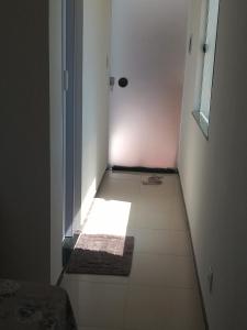 um corredor com uma porta e um tapete no chão em Pousada Obedemar - Taipu de fora, Barra Grande, Ba em Barra Grande