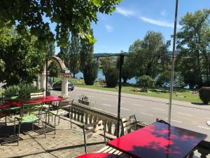 eine Terrasse mit Tischen und Straßenblick in der Unterkunft Guest house Pizzeria Pazza da Gianni in Stein am Rhein