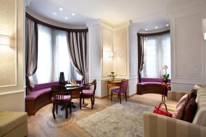 Гостиная зона в The Ashbee Hotel