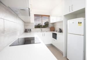 Noosa River Palms tesisinde mutfak veya mini mutfak