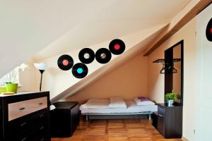 Katil atau katil-katil dalam bilik di Hostel Bailando Wroclawska 25