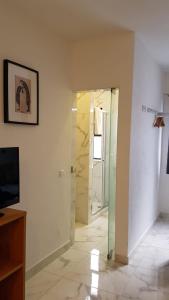 um quarto com uma porta de vidro que leva a uma casa de banho em Jade 20.20 em Lagos