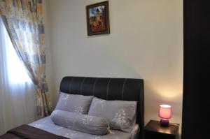 Postel nebo postele na pokoji v ubytování AmySity Homestay Gandaria Modern Lifestyle walking distance to Hub Shopping Centre at Sek 9 Bangi Sentral With Netflix
