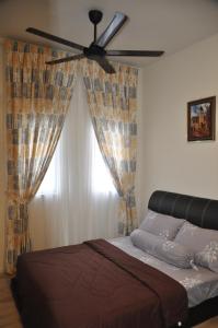 Postel nebo postele na pokoji v ubytování AmySity Homestay Gandaria Modern Lifestyle walking distance to Hub Shopping Centre at Sek 9 Bangi Sentral With Netflix