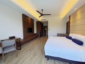Letto o letti in una camera di Pacific Regency Beach Resort, Port Dickson