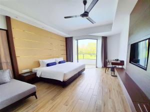 Letto o letti in una camera di Pacific Regency Beach Resort, Port Dickson