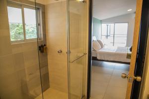 W łazience znajduje się prysznic ze szklanymi drzwiami. w obiekcie Hotel Hacienda Buena Vista w mieście Pueblo Tapao