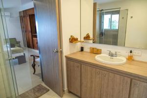een badkamer met een wastafel en een spiegel bij Hotel Hacienda Buena Vista in Pueblo Tapao
