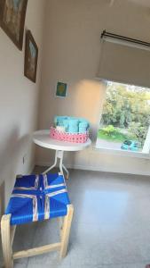 een taart op een tafel in een kamer met een raam bij La Paula bed & breakfast in San Luis