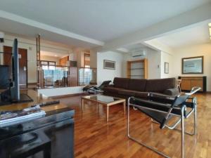 ein Wohnzimmer mit einem Sofa und einem Tisch in der Unterkunft Orchard Point Serviced Apartments in Singapur