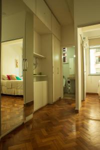 a large room with a bed and a wooden floor at Apê da Cassandra em Copa in Rio de Janeiro