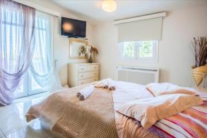 a bedroom with a large bed with wheels on it at Villa SAR in Kampani Chania in Kambánion