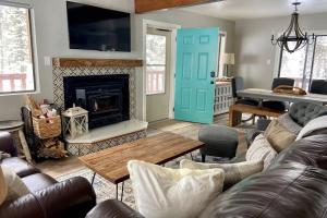 a living room with a couch and a fireplace at Carpe de Inn in Red River