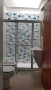 une salle de bain avec toilettes, lavabo et fenêtre dans l'établissement Patagonia Apart, à Paraná