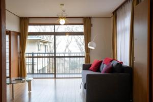 Posezení v ubytování 伊豆高原 温泉付別荘 ISANA Mountain Villa - BBQ, Pizza Oven & Hotsprings