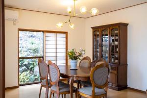 Posezení v ubytování 伊豆高原 温泉付別荘 ISANA Mountain Villa - BBQ, Pizza Oven & Hotsprings