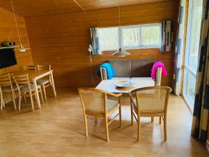 a dining room with a table and chairs at Hummingen camping hus 3 in Dannemare