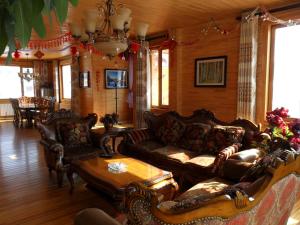 Khu vực ghế ngồi tại Yabuli Qingyun Town Deluxe (log cabin) Villa