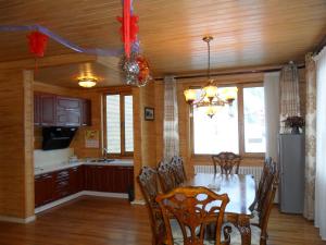 Nhà bếp/bếp nhỏ tại Yabuli Qingyun Town Deluxe (log cabin) Villa