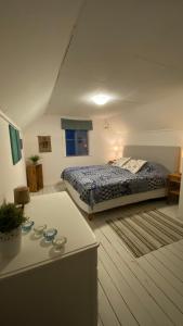 Un dormitorio con una cama y una mesa. en Stora Mo, en Tving