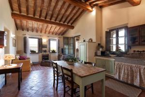 - une cuisine et une salle à manger avec une table et des chaises dans l'établissement Agriturismo MONSOLE - Montalcino, à Montalcino