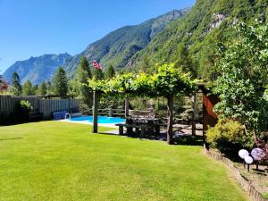 einen Garten mit einem Picknicktisch und einem Pool in der Unterkunft Casa Grace in Brione